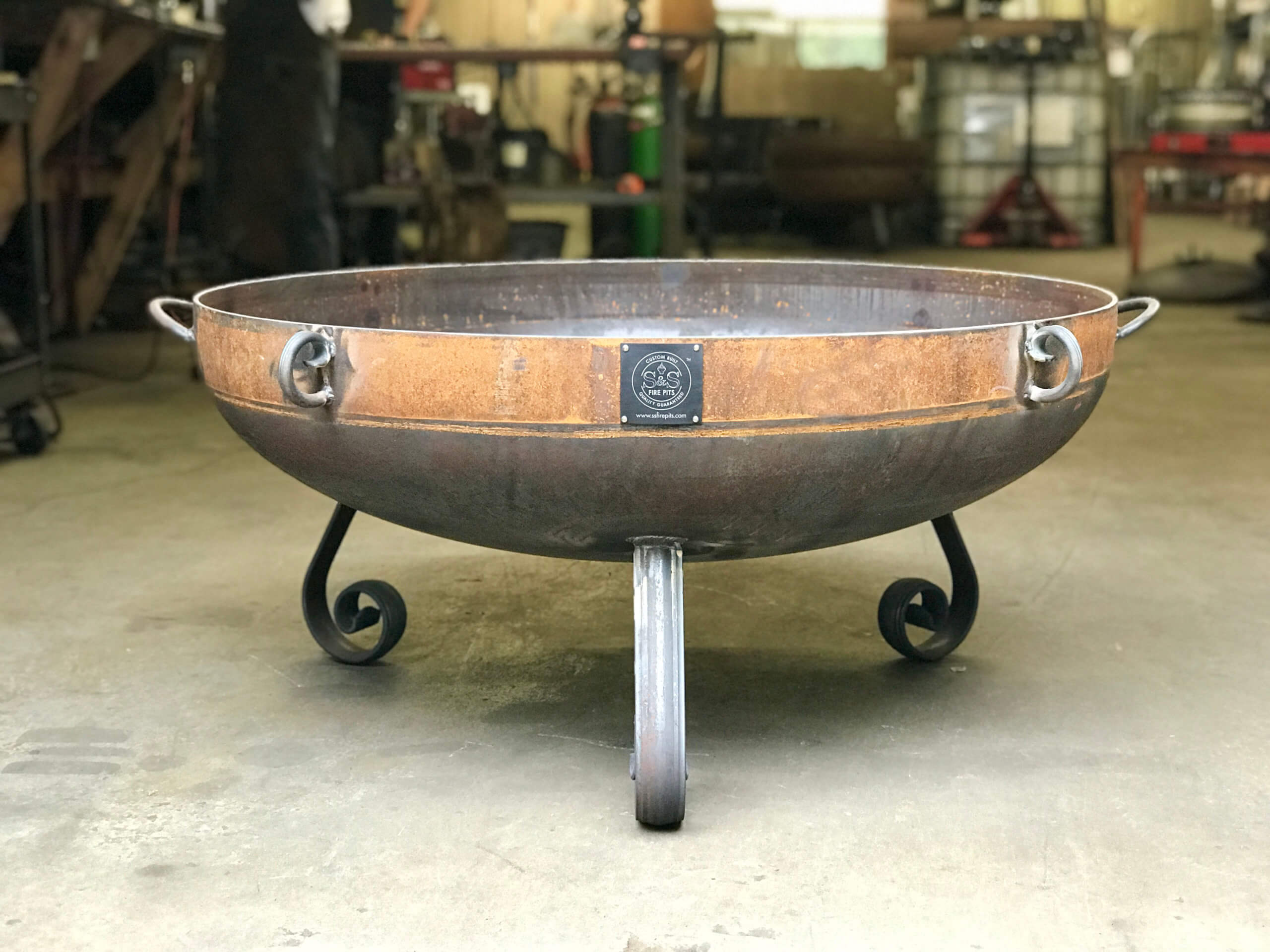 can the custom ring be added to this picturlar fire pit and can it use your custom propane log set.